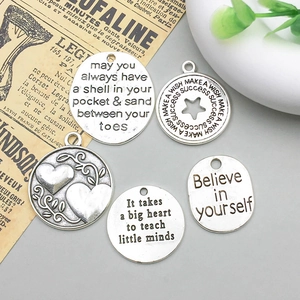 Set aus antiken Silberlegierung-Anhängern mit gravierten Sprüchen für DIY-Schmuck