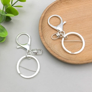 Détail de fermoirs mousquetons argentés et anneaux plats pour accessoires de bijoux DIY