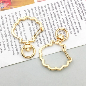 Detailansicht von zwei goldenen Karabinerverschlüssen in Muschelform für DIY-Schmuck