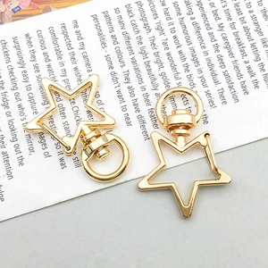 Nahaufnahme goldener sternförmiger Metalldrehverschlüsse für DIY-Schmuck und Anhänger