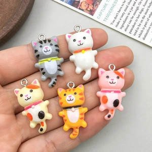 Set di cinque ciondoli a gattino in resina colorata con piccoli collari e anelli per DIY