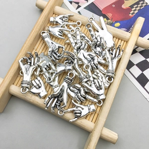 Ciondoli gesti della mano in lega argento antico per gioielli DIY su vassoio in bambù