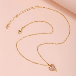Detail der Herzanhänger-Halskette mit Zirkon-Inlay und verstellbarer goldener Gliederkette