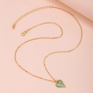 Detailansicht der herzförmigen Goldkette mit grünem Emaille und Zirkonia Steinen