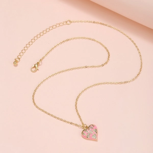 Detail der Herz-Halskette mit rosa Emaille und Zirkonia an verstellbarer Goldkette