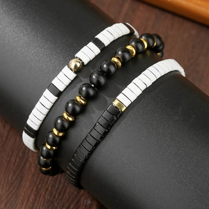 Juego de tres pulseras de cuentas Tila hechas a mano en blanco y negro con toques dorados