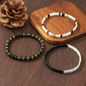 Juego de tres pulseras de cuentas Tila en blanco y negro con detalles dorados en madera