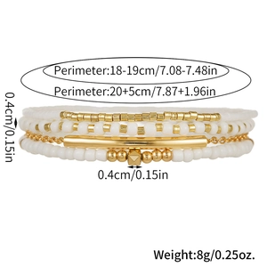 Set di bracciali bohémien multistrato con perline bianche e dettagli in metallo oro