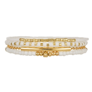 Dettaglio del bracciale bohémien a quattro strati con perle bianche e tubi dorati