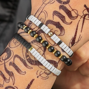 Detalle del juego de tres pulseras bohemias con cuentas negras mates y planas