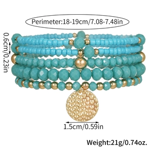 Bohemian meerlagige turquoise kralenarmbandset met een gouden hanger met textuur