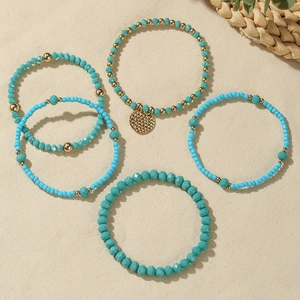 Boheems kralenarmbandenset in turquoise en blauw met gouden schijfvormige hanger
