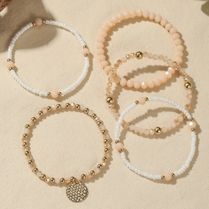 Boheems gelaagde glazen kralenarmbandenset met gouden ronde hanger voor dames mode