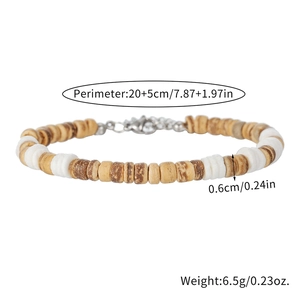 Detail van houten kralenarmband met karabijnsluiting en verstelbare ketting op wit decor