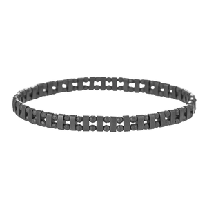 Detalle de cuentas de ojo de tigre y hematita en una pulsera de cuerda trenzada