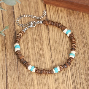 Detail van natuurlijke kokosnoot houten kralenarmband met blauwe kralen en metalen sluiting