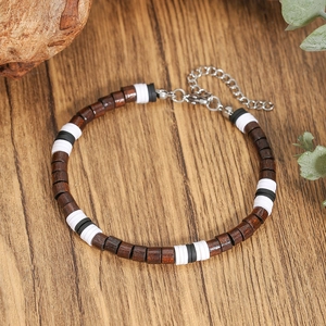 Detail van armband met natuurlijke kokosnootschaal en houten kralen met stalen sluiting
