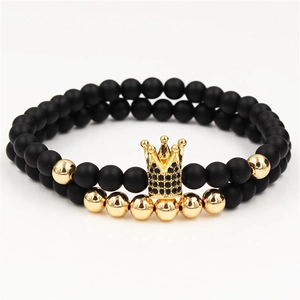 Set di bracciali con pietre nere opache, corona di zirconi e dettagli in oro