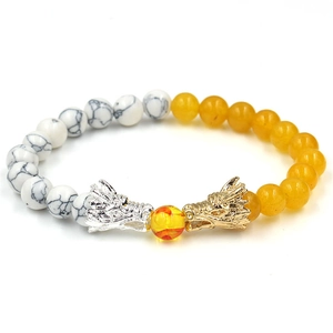 Bracciale minimalista con testa di drago e perle di turchese bianco e cristallo