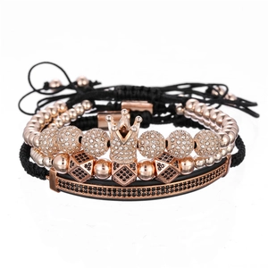 Set de pulseras multicapa de oro rosa con corona de circonita y cuentas de cristal