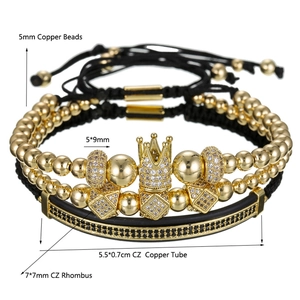 Gedetailleerd beeld van de driedelige gouden kralen armbandenset met kroon en CZ