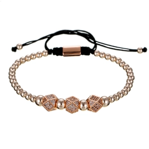 Detail van een roségouden kralenarmband met zirkonia dobbelstenen en verstelbaar koord