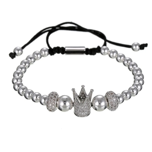 Detail van zilveren kroonarmband met zirkonia en verstelbaar zwart trekkoord