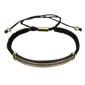 Detail van zwarte geweven armband met gouden staaf en zwarte kristallen