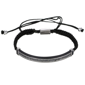 Detail van zwarte gevlochten armband met micro-ingezette zirkoon en verstelbare zilveren kralen