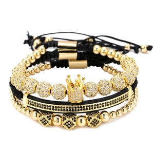 Juego de tres pulseras de cuentas doradas con colgante de corona y circonitas cúbicas