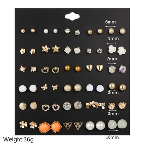 Dettaglio set di 30 paia di orecchini moda assortiti con cuori, perle e cristalli