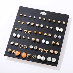 Dettaglio del set di orecchini assortiti con perle e cristalli in oro e argento