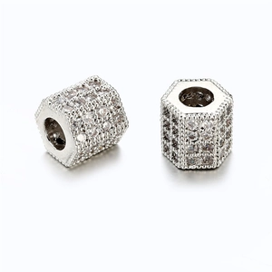 Dettaglio di perla esagonale argentata con pavé di zirconi per creazione di gioielli