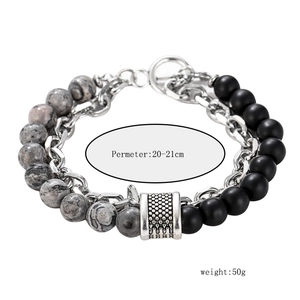 Detalle de pulsera punk para hombre con cuentas de mármol, cuentas negras mates y cierre OT