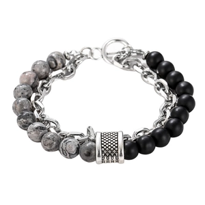 Detalle de pulsera punk de doble capa con cuentas de mármol gris, piedras y cadena de acero