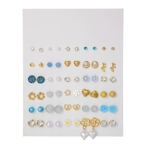 Dettaglio di 36 paia di orecchini a perno dorati e blu con perle su cartoncino display