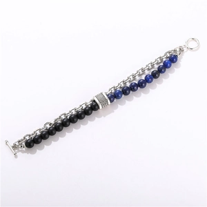 Detalle de la pulsera punk de doble capa para hombre con piedras mate y cadena de plata