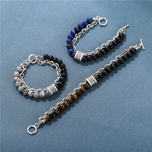 Detalle de la pulsera punk para hombre de doble capa con ojo de tigre y cadena de plata