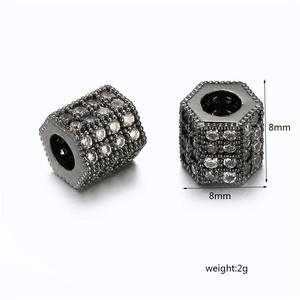 Dettaglio di perla esagonale 8mm in metallo nero con zirconi bianchi incastonati