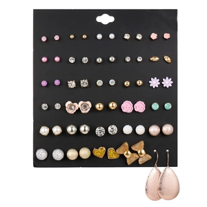 Dettaglio di un set di 30 paia di orecchini con perle, cristalli e gocce in oro rosa