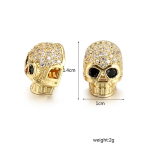 Détail de la perle crâne avec zircons blancs et pierres noires, hauteur de 1,4 cm