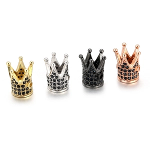 Détail de perles en cuivre en forme de couronne serties de zircons noirs pour bijoux DIY