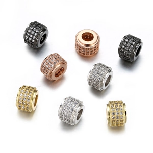 Gros plan de perles cylindriques en quatre couleurs avec micro-pavage de zircons DIY