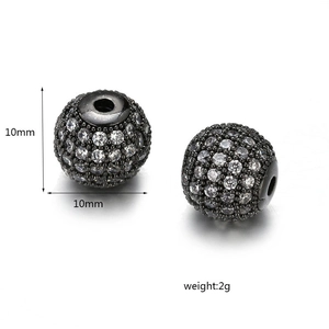 Vista detallada de cuentas de cobre negro de 10mm con circonitas engastadas para hacer joyas