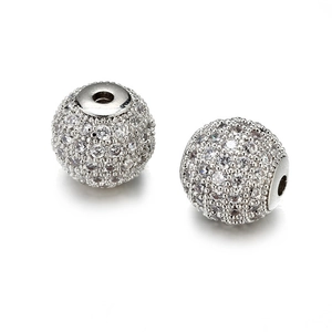 Vista macro de dos dijes de plata de 10 mm con incrustaciones de circonitas para joyas