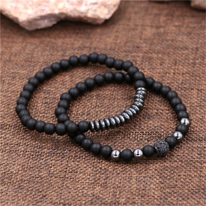 Set de pulseras para hombre de cuentas negras mate con dijes de circonita sobre arpillera