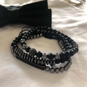 Bracelet multi-rangs pour homme avec perles noir mat, boule en zircon et plaque métal
