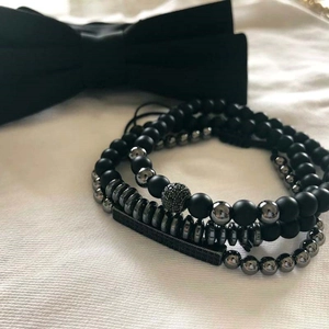 Set de bracelets pour hommes en perles noires mates avec boules de zircon sur fond blanc