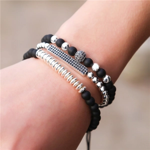 Détail du lot de trois bracelets homme avec perles noires mates et charm barre en zircon