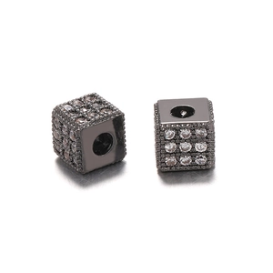 Macro-opname van vierkante gunmetal kraal met pavé gezette witte zirkonia-stenen